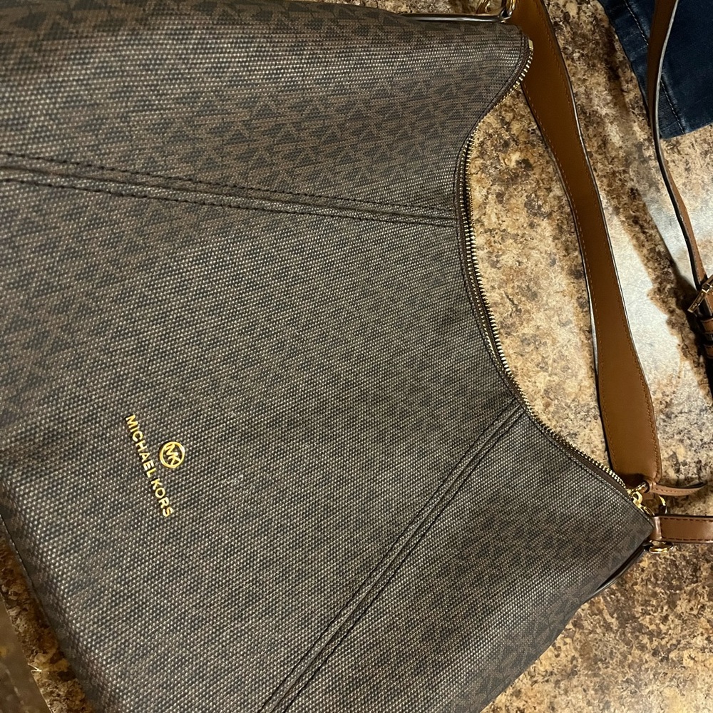 Michael Kors Brown Messenger Bag with Elegant Design